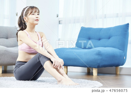 若い女性 韓国人 ポーズ 47656075