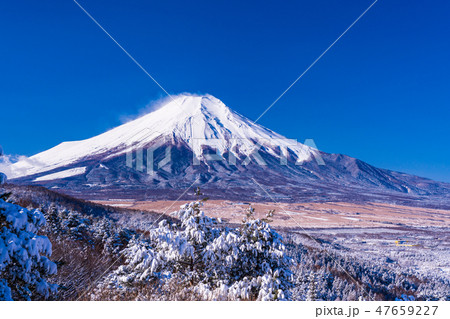 （山梨県）雪化粧した二十曲峠から望む富士山 47659227