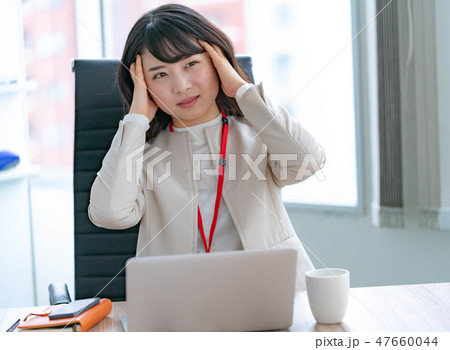 悩み　頭痛　ビジネスウーマン  女性 47660044
