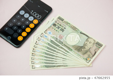 お金と電卓 47662955
