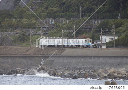 海岸沿いを行く、伊豆急行8000系電車 海岸沿いを行く、伊豆急行8000系電車 47663006