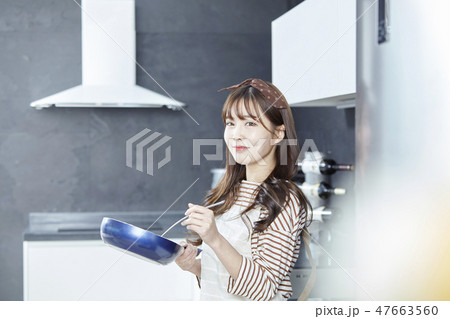 若い女性 韓国人 キッチン 47663560