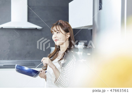 若い女性 韓国人 キッチン 47663561