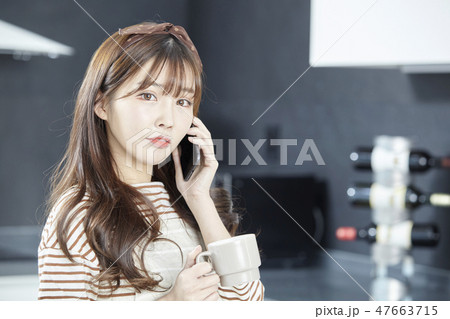 若い女性 韓国人 コーヒーカップ 47663715