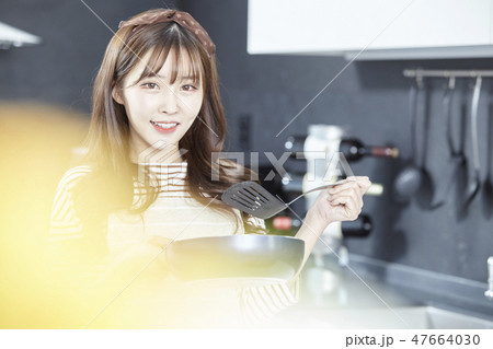 若い女性 笑顔 微笑 47664030