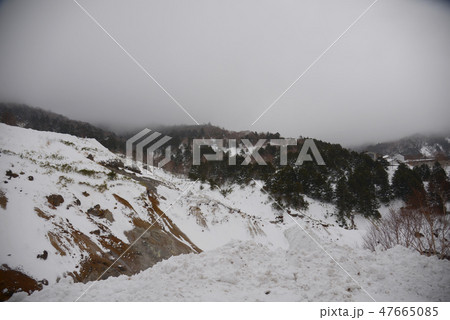 雪景色　万座温泉　群馬県　山　自然　厳冬期　冬　温泉　観光地　リゾート 47665085