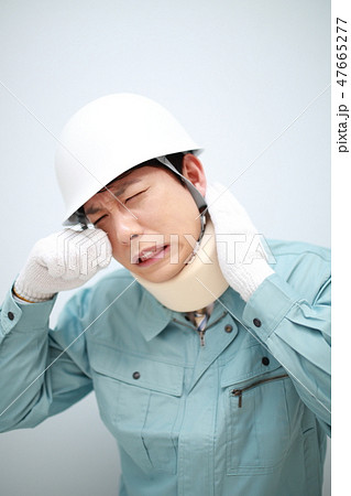 作業員 (業者 メンテナンス 修理 建築 建設 ビジネス 青背景 ブルーバック コピースペース) 47665277