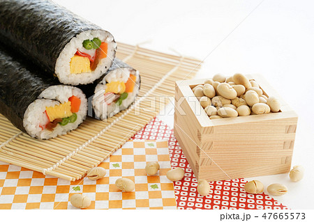 節分イメージ（恵方巻きと豆） 47665573