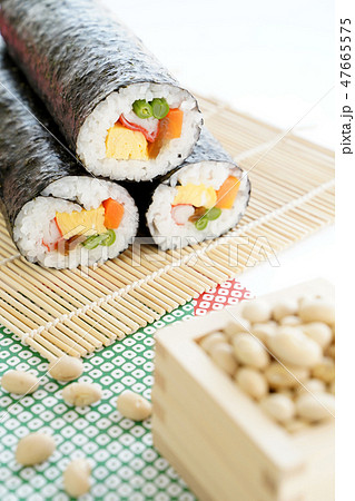 節分イメージ（恵方巻きと豆） 47665575