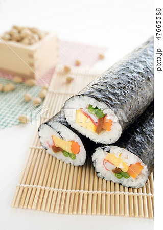 節分イメージ(恵方巻きと豆) 節分イメージ(恵方巻きと豆) 47665586