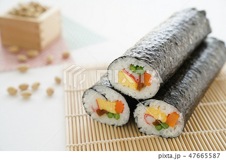 節分イメージ（恵方巻きと豆） 47665587