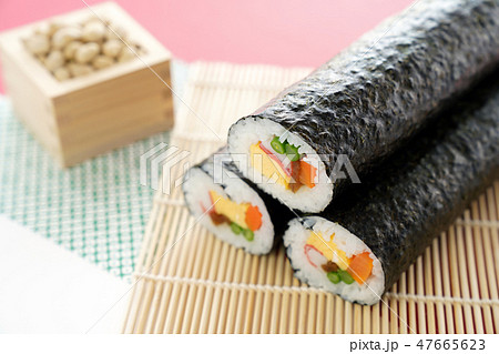 節分イメージ(恵方巻きと豆) 節分イメージ(恵方巻きと豆) 47665623