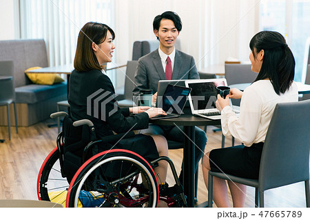 日本ユニバーサルマナー協会監修素材 障害者 車椅子 ビジネス 47665789