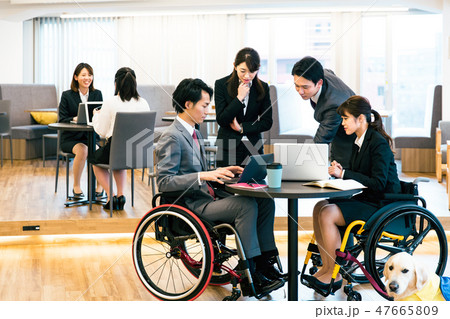 日本ユニバーサルマナー協会監修素材 障害者 車椅子 ビジネス 日本ユニバーサルマナー協会監修素材 障害者 車椅子 ビジネス 47665809