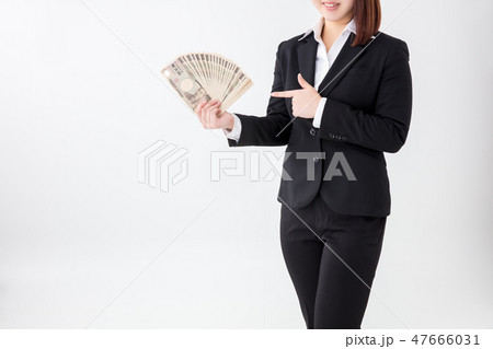 スーツの女性が何十万のお金を持ちお金を指差しているをしている 47666031