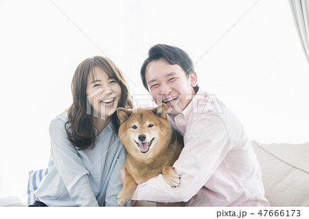 夫婦と柴犬のポートレート 47666173