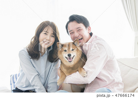 夫婦と柴犬のポートレート 47666174