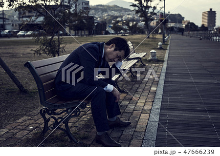 公園のベンチに座るビジネスマン 47666239