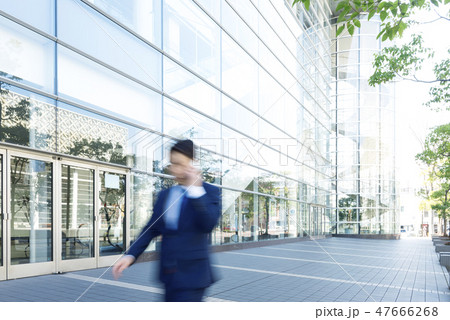 ビジネスマン 歩く 47666268