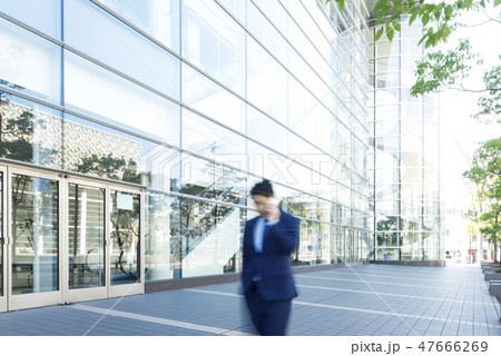 ビジネスマン 歩く ビジネスマン 歩く 47666269