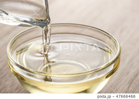 ガラスの器に味醂を注ぐ 47666466