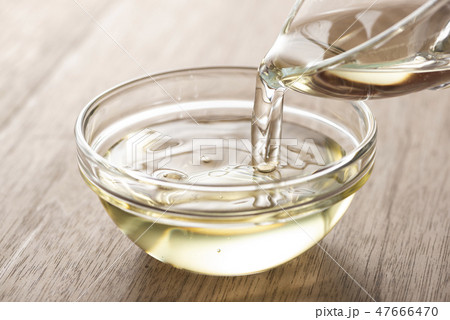 ガラスの器に味醂を注ぐ 47666470