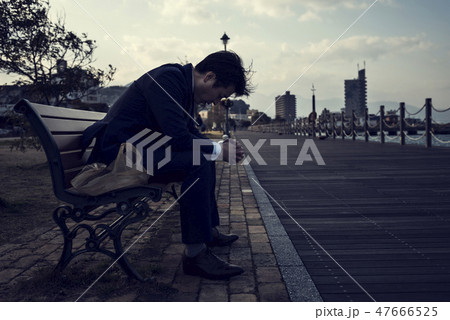 公園のベンチに座るビジネスマン 47666525
