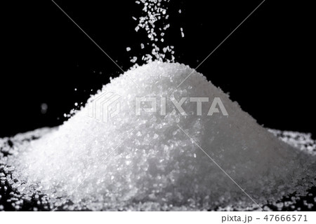 山盛りの食塩 山盛りの食塩 47666571