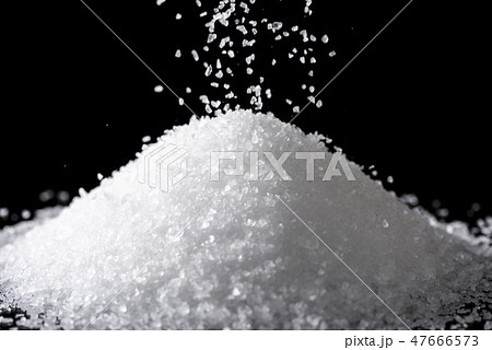 山盛りの食塩 山盛りの食塩 47666573