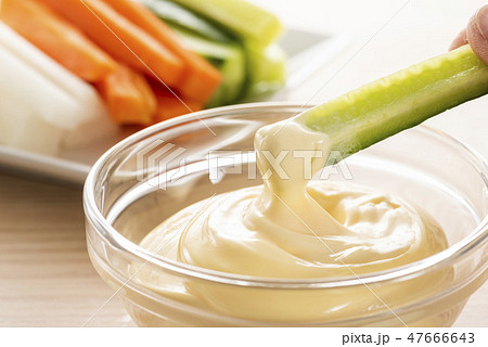 きゅうりにマヨネーズをつける 47666643