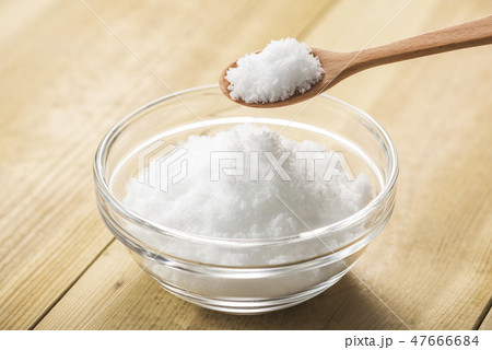 スプーンで砂糖を加える 47666684