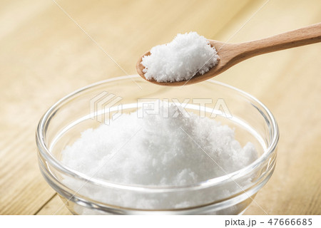 スプーンで砂糖を加える 47666685