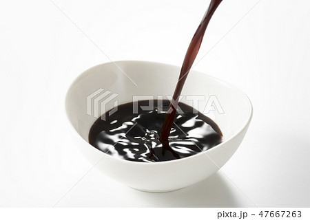 ウスターソース 注ぎ入れる 47667263