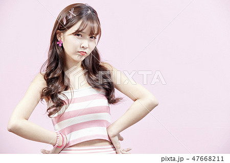 若い女性 長い髪 ロングヘア 47668211