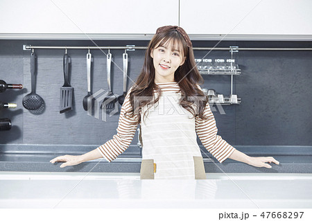 若い女性 韓国人 キッチン 47668297