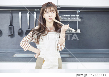 若い女性 韓国人 キッチン 47668314