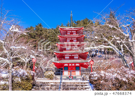 (山梨県)日本の美・降雪した新倉山浅間公園・忠霊塔 (山梨県)日本の美・降雪した新倉山浅間公園・忠霊塔 47668374