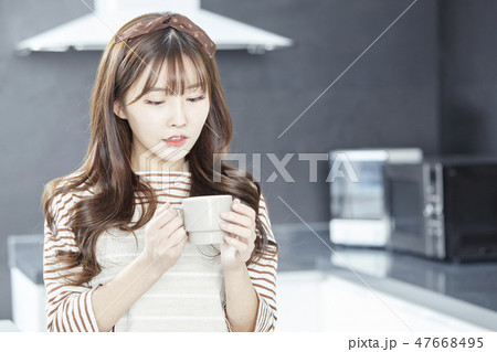 若い女性 韓国人 コーヒーカップ 47668495