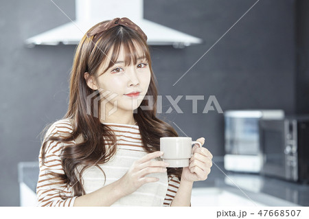 若い女性 韓国人 コーヒーカップ 47668507