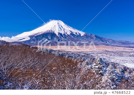 (山梨県)雪化粧した二十曲峠から望む富士山 (山梨県)雪化粧した二十曲峠から望む富士山 47668522