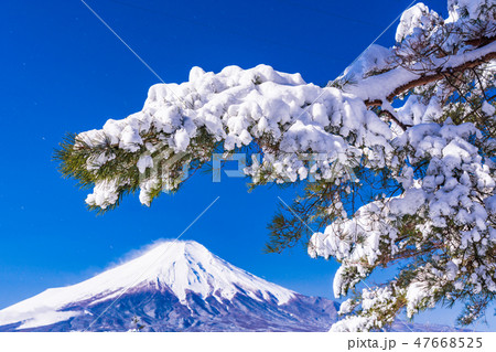（山梨県）雪化粧した二十曲峠から望む富士山 47668525