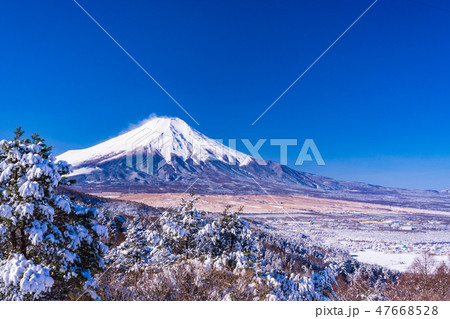 (山梨県)雪化粧した二十曲峠から望む富士山 (山梨県)雪化粧した二十曲峠から望む富士山 47668528