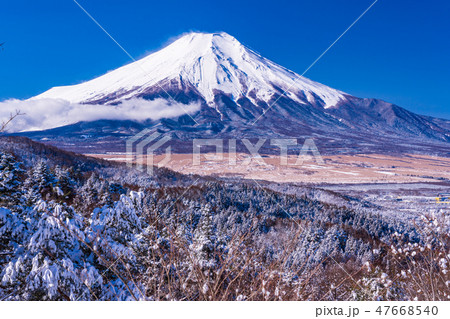 (山梨県)雪化粧した二十曲峠から望む富士山 (山梨県)雪化粧した二十曲峠から望む富士山 47668540