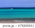 久米島の青い海の沖合を走るボート 47668941