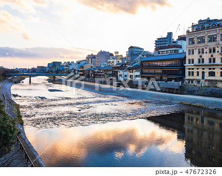 京都　夕暮れの鴨川（四条大橋付近） 47672326