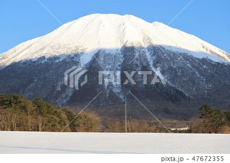 大山の雪景色 47672355