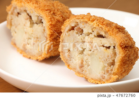 牛肉コロッケの断面。 牛肉コロッケの断面。 47672760