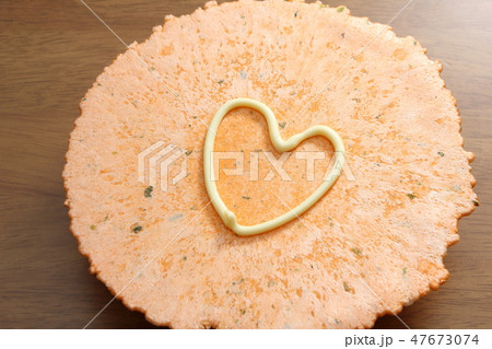 マヨネーズでハートマークが描かれたえびせんべい。 47673074