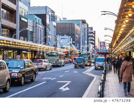 京都　夕暮れの四条通 47673298