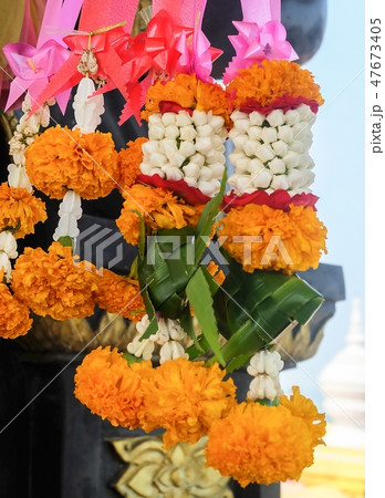 Jasmine Wreaths with Red Roses and Yellow Marigold Jasmine Wreaths with Red Roses and Yellow Marigold 47673405